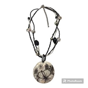 VTG Hawaiian Painted Flowers Shell Pendant 3 Strand Black White Beaded Necklace